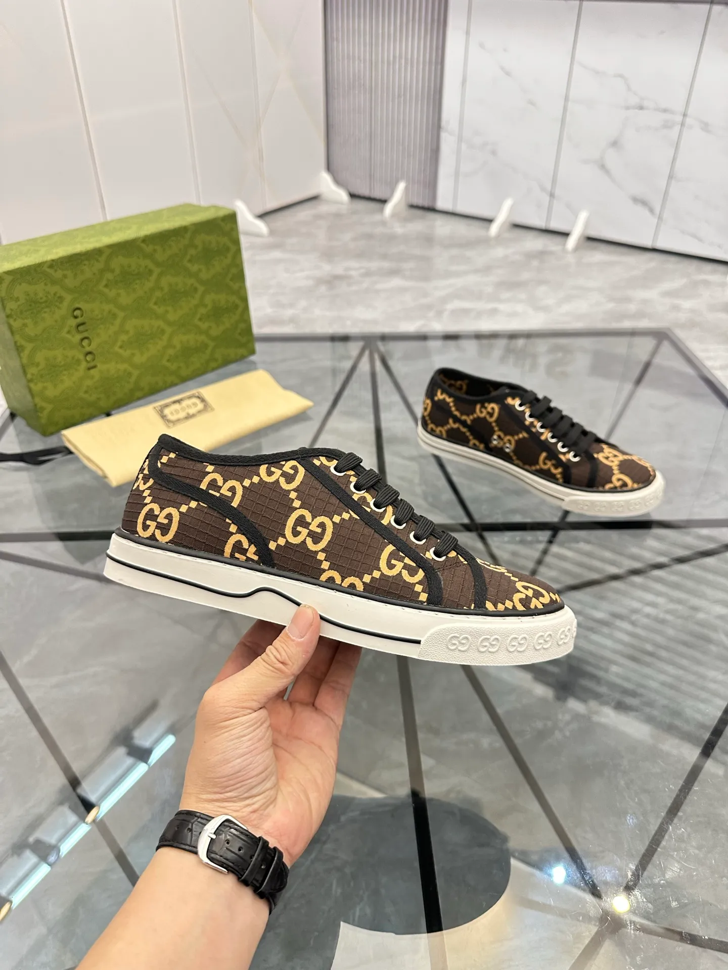 Men's shoes: 💰P380¥ Product trademark: Gucci* "Gucci*" low-top casual shoes Regular size: 38-44 (can be customized to 45.46.) Product materials: Original material from the upper counter, breathable lining, original outsole. Number: 661